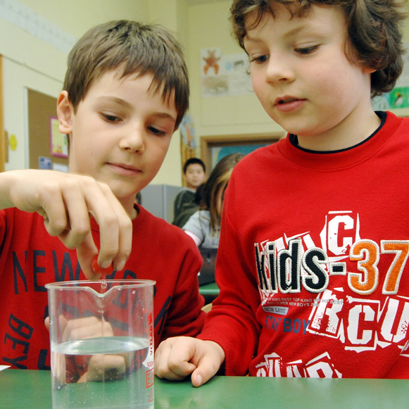 Schüler experimentieren mit Wasssertropfen